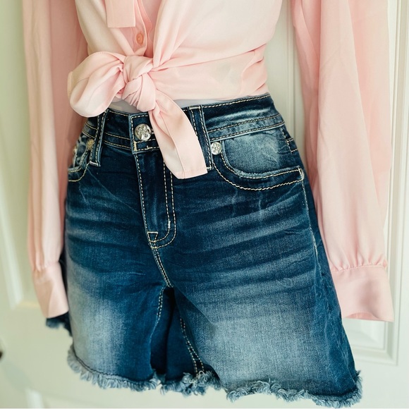 Miss Me RARE Floral Pocket
Styling Embroidery Gemstone Mid-Rise Short sz 28 NWT - Picture 12 of 12